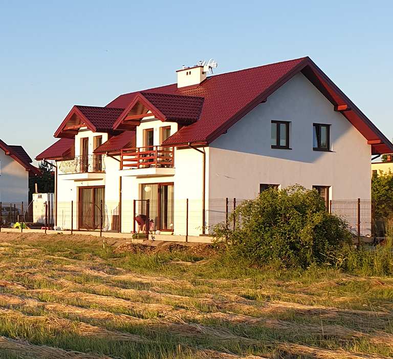 wielorodzinny dom z czerwonym dachem